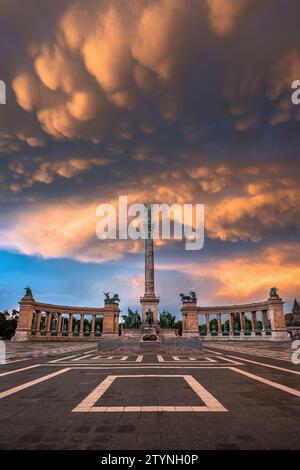 Budapest, Ungarn - einzigartige Mammatuswolken über dem Heldenplatz Millennium Monument in Budapest nach einem schweren Gewitter an einem Sommernachmittag bei Sonnenuntergang Stockfoto