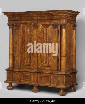 Schrank Wortelnutenhout, Anonym, ca. 1685 - ca. 1700 Schrank mit Karottennussholz auf Kiefernholz geklebt, auf sechs gedrehten Nussbeinen aufliegend. Die Eckstile in Form von freistehenden korintischen Säulen, mit den Pilastern daneben und im mittleren Stil tragen die abgeschnittenen Hauptfritten mit Ojief-förmigen Friesen. Die beiden Türen, die auf Kupferscharnieren verlaufen, haben hohe Polster mit schmalen Rückseiten, die, wie die Umgebung, Ojief-Profile zeigen. Im abgeschnittenen Keller sind Ladungen. Seiten mit flachen Paneelen und Viertelsäulen an der Wandseite. Frankfurt am Main Holz (Pflanzenmaterial). Kiefer ( Stockfoto