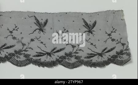 Streifen schwarze Maschinenseite mit Libellen, anonym, ca. 1890 - ca. 1899 Streifen schwarze Maschinenseite: Machinal Chantilly Seite. Das sich wiederholende Muster besteht aus zwei, fast gerade platzierten, fliegenden Libellen. Die Flügel der oberen Libelle sind verärgert und die der unteren Libelle seitlich. Ein dünner, gespaltener Rosenzweig mit einigen Blüten und Blättern entsteht am unteren Rand des Streifens auf einer welligen Linie, die aus einer Reihe von Rosenzweigen besteht. Unter jeder Wellenspitze befindet sich ein kurzes dekoratives Band mit einem quadratischen Raster. Die Motive werden mit Konturgewinden versehen und sind verbindungsfähig Stockfoto