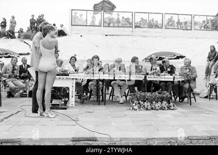 Miss Beach Election Zandvoort II, Miss Election, Zandvoort, Zandvoort, 08-08-1981, Whizgle News aus der Vergangenheit, zugeschnitten auf die Zukunft. Erkunden Sie historische Geschichten, das Image der niederländischen Agentur aus einer modernen Perspektive, die die Lücke zwischen den Ereignissen von gestern und den Erkenntnissen von morgen überbrückt. Eine zeitlose Reise, die die Geschichten prägt, die unsere Zukunft prägen. Stockfoto