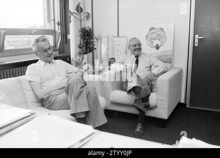 Arie Kuiper und Herr Swart von der Zeitschrift de Tijd, VNU Association of Dutch Publishers, 17-08-1983, Whizgle News from the Past, Tailored for the Future. Erkunden Sie historische Geschichten, das Image der niederländischen Agentur aus einer modernen Perspektive, die die Lücke zwischen den Ereignissen von gestern und den Erkenntnissen von morgen überbrückt. Eine zeitlose Reise, die die Geschichten prägt, die unsere Zukunft prägen. Stockfoto