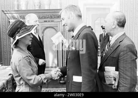 Abschied Bürgermeister Nawijn Juwel. Zandvoort, Bürgermeister, 30-06-1977, Whizgle News aus der Vergangenheit, zugeschnitten auf die Zukunft. Erkunden Sie historische Geschichten, das Image der niederländischen Agentur aus einer modernen Perspektive, die die Lücke zwischen den Ereignissen von gestern und den Erkenntnissen von morgen überbrückt. Eine zeitlose Reise, die die Geschichten prägt, die unsere Zukunft prägen. Stockfoto