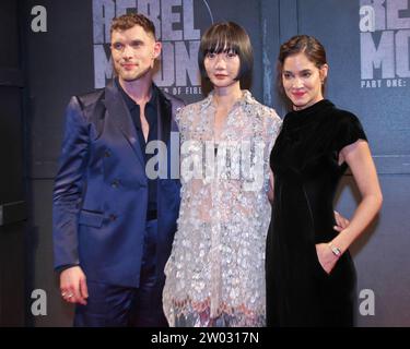 (L-R)Schauspieler Ed Skrein, die südkoreanische Schauspielerin Bae Doona und die Schauspielerin Sofia Boutella nehmen am 11. Dezember 2023 an der japanischen Premiere für Netflix-Film „Rebel Moon - Part One: A Child of Fire“ in Tokio Teil. Quelle: AFLO/Alamy Live News Stockfoto