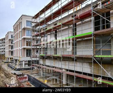 20. Dezember 2023, Brandenburg, Frankfurt (oder): Eine Baustelle mit neuen Wohnungen in neu errichteten Mehrfamilienhäusern. Foto: Patrick Pleul/dpa Stockfoto