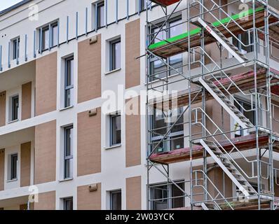 20. Dezember 2023, Brandenburg, Frankfurt (oder): Eine Baustelle mit neuen Wohnungen in neu errichteten Mehrfamilienhäusern. Foto: Patrick Pleul/dpa Stockfoto