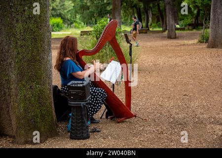 Harfenmusiker im Park Stockfoto