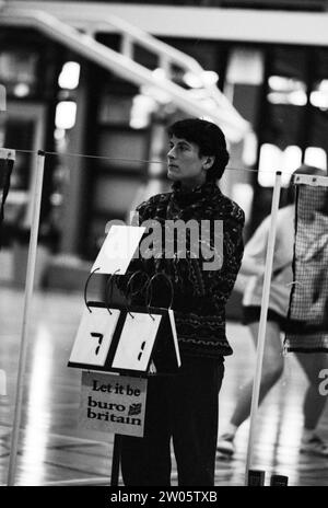 Badminton, lass es sein Champion, Haarlem, Niederlande, 20-01-1996, Whizgle News aus der Vergangenheit, zugeschnitten auf die Zukunft. Erkunden Sie historische Geschichten, das Image der niederländischen Agentur aus einer modernen Perspektive, die die Lücke zwischen den Ereignissen von gestern und den Erkenntnissen von morgen überbrückt. Eine zeitlose Reise, die die Geschichten prägt, die unsere Zukunft prägen. Stockfoto