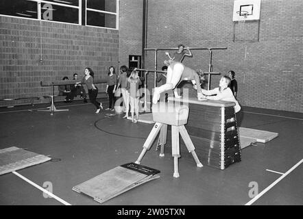 Gymnastikverein IJmuiden, Gymnastik, 15-02-1972, Whizgle News aus der Vergangenheit, zugeschnitten auf die Zukunft. Erkunden Sie historische Geschichten, das Image der niederländischen Agentur aus einer modernen Perspektive, die die Lücke zwischen den Ereignissen von gestern und den Erkenntnissen von morgen überbrückt. Eine zeitlose Reise, die die Geschichten prägt, die unsere Zukunft prägen. Stockfoto