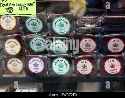 Amsterdam, Niederlande - 21. April 2023: Eine Auswahl an Cannabis-Cookies in einem Schaufenster in Amsterdam, Niederlande Stockfoto