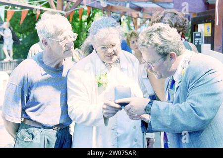 Tante Eef, Medaille, Santpoort-Noord, Santpoort-Noord, 23-07-1999, Whizgle News aus der Vergangenheit, zugeschnitten auf die Zukunft. Erkunden Sie historische Geschichten, das Image der niederländischen Agentur aus einer modernen Perspektive, die die Lücke zwischen den Ereignissen von gestern und den Erkenntnissen von morgen überbrückt. Eine zeitlose Reise, die die Geschichten prägt, die unsere Zukunft prägen. Stockfoto
