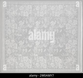 Serviette mit Paradiesvogel und Schlange, anonym, ca. 1850 - ca. 1899 Linnamast Serviette mit Paradiesvogel und Schlange. Mittelfeld: Gleiche Szenen, die vier Mal nebeneinander platziert wurden und in zwei Reihen übertragen werden. Auf einem Ast links ist ein Paradiesvogel mit Kopf, der ein Fruchtthos nimmt, während etwas höher eine gewundene Schlange gegen ihn gründet. Rand: Übergang von der Mitte zur Kante ohne Trennlinie. Eine Girlande dicht verschlossener Blumen. Der gleiche Vogel wird überhacken. Eine Perlenschnur und eine Liste von C-Voluten und eine Kelchblume laufen draußen. Deutschland (möglicherweise) Stockfoto