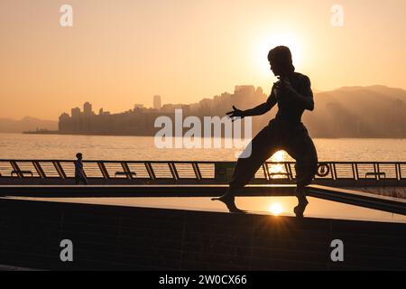 12. Dezember 2023: Die Statue von Bruce Lee, eine Bronzestatue des Kampfkünstlers Bruce Lee, befindet sich auf der Avenue of Stars in der Nähe von Th Stockfoto