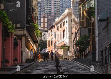 12. Dezember 2023: Die Pottinger Street, auch bekannt als die Stone Slabs Street, ist eine Straße, die ungleichmäßig von Granitsteinstufen in Central, Hongkong, gepflastert ist. Es war der Name Stockfoto