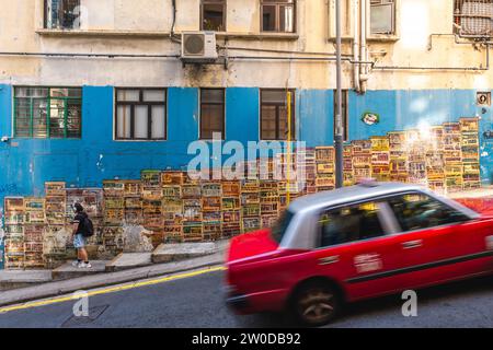 12. Dezember 2023: Ein Wandgemälde von Tong lau in der Graham Street, Hongkong von Alex Croft. Tong lau oder ke lau sind Mietgebäude, die aus dem späten 19. Jahrhundert erbaut wurden Stockfoto