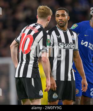 London, Großbritannien. Dezember 2023 - Chelsea gegen Newcastle United - Carabao Cup 5. Runde - Stamford Bridge. Newcastle's Callum Wilson und Anthony Gordon. Bildnachweis: Mark Pain / Alamy Live News Stockfoto