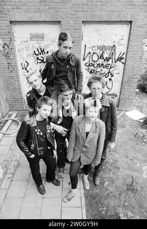 Punks in the Egelantier, Jugend- und Jugendspiele, 07-07-1980, Whizgle News from the Past, Tailored for the Future. Erkunden Sie historische Geschichten, das Image der niederländischen Agentur aus einer modernen Perspektive, die die Lücke zwischen den Ereignissen von gestern und den Erkenntnissen von morgen überbrückt. Eine zeitlose Reise, die die Geschichten prägt, die unsere Zukunft prägen. Stockfoto