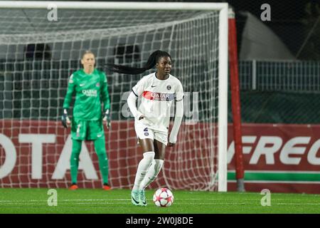 Thiniba Samoura aus Paris Saint-Germain kontrolliert den Ball während des Gruppenspiels der UEFA Women’s Champions League Gruppe C zwischen AS Roma und Paris Saint-Germain Football Club im Tre fontane Stadion in Rom am 20. Dezember 2023. Stockfoto