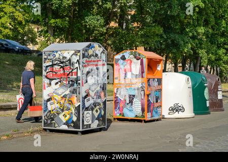 Container für Altkleidung, Elektrokleingeräte, Altglas, Jena, Thüringen, Deutschland Stockfoto