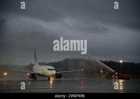 Erstflug: Die griechische Fluggesellschaft Lumiwings landet erstmals am Mittwoch 20.12.2023 in Saarbrücken. Die Linienverbindung aus Tuzla in Bosnien-Herzegowina wird Saarbrücken zweimal wöchentlich anfliegen. Mittwochs und Samstags kann man die Linie nutzen, die bis Oktober fest einplant und buchbar ist, wie es seitens des Flughafens heißt. Tuzla ist kein Touristenziel. Dennoch arbeiten und leben viele Menschen aus dem Umland Tuzlas in der Großregion und erspart sich Busverbindungen, auf denen man 22 Stunden unterwegs ist. Neben den Direktverbindungen nach Hamburg und Berlin ist Tuzla jetzt die dri Stockfoto