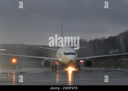 Erstflug: Die griechische Fluggesellschaft Lumiwings landet erstmals am Mittwoch 20.12.2023 in Saarbrücken. Die Linienverbindung aus Tuzla in Bosnien-Herzegowina wird Saarbrücken zweimal wöchentlich anfliegen. Mittwochs und Samstags kann man die Linie nutzen, die bis Oktober fest einplant und buchbar ist, wie es seitens des Flughafens heißt. Tuzla ist kein Touristenziel. Dennoch arbeiten und leben viele Menschen aus dem Umland Tuzlas in der Großregion und erspart sich Busverbindungen, auf denen man 22 Stunden unterwegs ist. Neben den Direktverbindungen nach Hamburg und Berlin ist Tuzla jetzt die dri Stockfoto