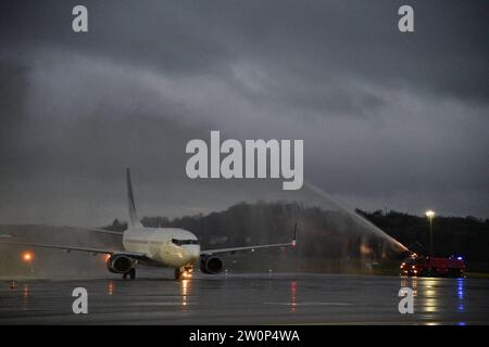 Erstflug: Die griechische Fluggesellschaft Lumiwings landet erstmals am Mittwoch 20.12.2023 in Saarbrücken. Die Linienverbindung aus Tuzla in Bosnien-Herzegowina wird Saarbrücken zweimal wöchentlich anfliegen. Mittwochs und Samstags kann man die Linie nutzen, die bis Oktober fest einplant und buchbar ist, wie es seitens des Flughafens heißt. Tuzla ist kein Touristenziel. Dennoch arbeiten und leben viele Menschen aus dem Umland Tuzlas in der Großregion und erspart sich Busverbindungen, auf denen man 22 Stunden unterwegs ist. Neben den Direktverbindungen nach Hamburg und Berlin ist Tuzla jetzt die dri Stockfoto