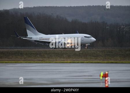 Erstflug: Die griechische Fluggesellschaft Lumiwings landet erstmals am Mittwoch 20.12.2023 in Saarbrücken. Die Linienverbindung aus Tuzla in Bosnien-Herzegowina wird Saarbrücken zweimal wöchentlich anfliegen. Mittwochs und Samstags kann man die Linie nutzen, die bis Oktober fest einplant und buchbar ist, wie es seitens des Flughafens heißt. Tuzla ist kein Touristenziel. Dennoch arbeiten und leben viele Menschen aus dem Umland Tuzlas in der Großregion und erspart sich Busverbindungen, auf denen man 22 Stunden unterwegs ist. Neben den Direktverbindungen nach Hamburg und Berlin ist Tuzla jetzt die dri Stockfoto