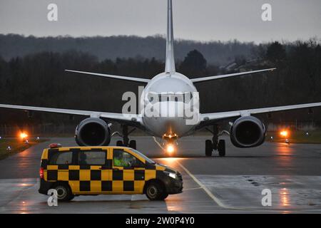 Erstflug: Die griechische Fluggesellschaft Lumiwings landet erstmals am Mittwoch 20.12.2023 in Saarbrücken. Die Linienverbindung aus Tuzla in Bosnien-Herzegowina wird Saarbrücken zweimal wöchentlich anfliegen. Mittwochs und Samstags kann man die Linie nutzen, die bis Oktober fest einplant und buchbar ist, wie es seitens des Flughafens heißt. Tuzla ist kein Touristenziel. Dennoch arbeiten und leben viele Menschen aus dem Umland Tuzlas in der Großregion und erspart sich Busverbindungen, auf denen man 22 Stunden unterwegs ist. Neben den Direktverbindungen nach Hamburg und Berlin ist Tuzla jetzt die dri Stockfoto