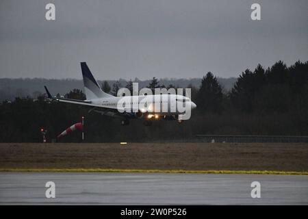 Erstflug: Die griechische Fluggesellschaft Lumiwings landet erstmals am Mittwoch 20.12.2023 in Saarbrücken. Die Linienverbindung aus Tuzla in Bosnien-Herzegowina wird Saarbrücken zweimal wöchentlich anfliegen. Mittwochs und Samstags kann man die Linie nutzen, die bis Oktober fest einplant und buchbar ist, wie es seitens des Flughafens heißt. Tuzla ist kein Touristenziel. Dennoch arbeiten und leben viele Menschen aus dem Umland Tuzlas in der Großregion und erspart sich Busverbindungen, auf denen man 22 Stunden unterwegs ist. Neben den Direktverbindungen nach Hamburg und Berlin ist Tuzla jetzt die dri Stockfoto