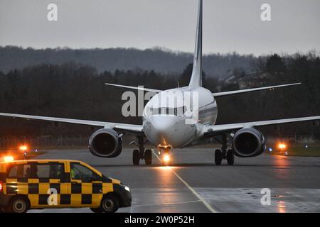 Erstflug: Die griechische Fluggesellschaft Lumiwings landet erstmals am Mittwoch 20.12.2023 in Saarbrücken. Die Linienverbindung aus Tuzla in Bosnien-Herzegowina wird Saarbrücken zweimal wöchentlich anfliegen. Mittwochs und Samstags kann man die Linie nutzen, die bis Oktober fest einplant und buchbar ist, wie es seitens des Flughafens heißt. Tuzla ist kein Touristenziel. Dennoch arbeiten und leben viele Menschen aus dem Umland Tuzlas in der Großregion und erspart sich Busverbindungen, auf denen man 22 Stunden unterwegs ist. Neben den Direktverbindungen nach Hamburg und Berlin ist Tuzla jetzt die dri Stockfoto