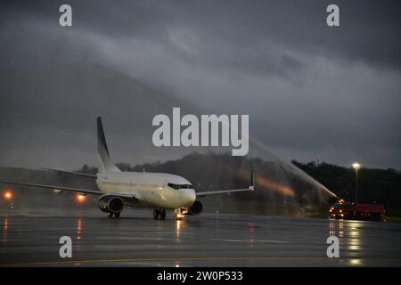 Erstflug: Die griechische Fluggesellschaft Lumiwings landet erstmals am Mittwoch 20.12.2023 in Saarbrücken. Die Linienverbindung aus Tuzla in Bosnien-Herzegowina wird Saarbrücken zweimal wöchentlich anfliegen. Mittwochs und Samstags kann man die Linie nutzen, die bis Oktober fest einplant und buchbar ist, wie es seitens des Flughafens heißt. Tuzla ist kein Touristenziel. Dennoch arbeiten und leben viele Menschen aus dem Umland Tuzlas in der Großregion und erspart sich Busverbindungen, auf denen man 22 Stunden unterwegs ist. Neben den Direktverbindungen nach Hamburg und Berlin ist Tuzla jetzt die dri Stockfoto