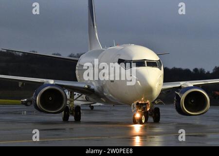 Erstflug: Die griechische Fluggesellschaft Lumiwings landet erstmals am Mittwoch 20.12.2023 in Saarbrücken. Die Linienverbindung aus Tuzla in Bosnien-Herzegowina wird Saarbrücken zweimal wöchentlich anfliegen. Mittwochs und Samstags kann man die Linie nutzen, die bis Oktober fest einplant und buchbar ist, wie es seitens des Flughafens heißt. Tuzla ist kein Touristenziel. Dennoch arbeiten und leben viele Menschen aus dem Umland Tuzlas in der Großregion und erspart sich Busverbindungen, auf denen man 22 Stunden unterwegs ist. Neben den Direktverbindungen nach Hamburg und Berlin ist Tuzla jetzt die dri Stockfoto