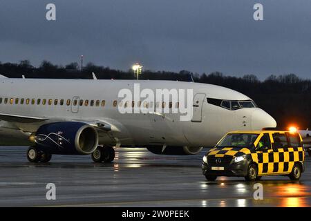 Erstflug: Die griechische Fluggesellschaft Lumiwings landet erstmals am Mittwoch 20.12.2023 in Saarbrücken. Die Linienverbindung aus Tuzla in Bosnien-Herzegowina wird Saarbrücken zweimal wöchentlich anfliegen. Mittwochs und Samstags kann man die Linie nutzen, die bis Oktober fest einplant und buchbar ist, wie es seitens des Flughafens heißt. Tuzla ist kein Touristenziel. Dennoch arbeiten und leben viele Menschen aus dem Umland Tuzlas in der Großregion und erspart sich Busverbindungen, auf denen man 22 Stunden unterwegs ist. Neben den Direktverbindungen nach Hamburg und Berlin ist Tuzla jetzt die dri Stockfoto