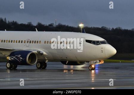 Erstflug: Die griechische Fluggesellschaft Lumiwings landet erstmals am Mittwoch 20.12.2023 in Saarbrücken. Die Linienverbindung aus Tuzla in Bosnien-Herzegowina wird Saarbrücken zweimal wöchentlich anfliegen. Mittwochs und Samstags kann man die Linie nutzen, die bis Oktober fest einplant und buchbar ist, wie es seitens des Flughafens heißt. Tuzla ist kein Touristenziel. Dennoch arbeiten und leben viele Menschen aus dem Umland Tuzlas in der Großregion und erspart sich Busverbindungen, auf denen man 22 Stunden unterwegs ist. Neben den Direktverbindungen nach Hamburg und Berlin ist Tuzla jetzt die dri Stockfoto
