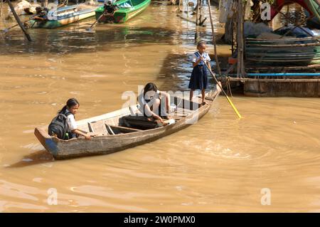 Drei Mädchen gehen auf einem Boot zur Schule, im schwimmenden Dorf Kampong Phluk in Tonle SAP Lake, Kambodscha. Stockfoto