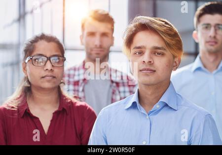 Vertrauen ist eine wunderbare Sache. Ein Porträt einer vielfältigen Gruppe von Geschäftsleuten, die mit gefalteten Armen im Büro stehen. Stockfoto