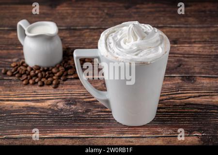 Café Mokka in weißer Porzellanschale auf Holztisch Stockfoto