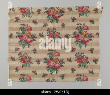 Schneiden Sie den Stuhlsitz Fragment Chiné Side, Anonym, 1800 - 1899 Fragment Chiné Side mit Blumenübungen auf gestreiftem Schaft. Modell: Schnitt als Sitzsitz mit zwei Einschnitten für den Handlauf. Liebend an Querstreifen in Beige und cremigem weiß, in Bulk The Tours (Ripszijde) mit Moiré, das symmetrisch auf beiden Seiten einer Staubfalte entstand. Muster: Zwei Arten von Blumenläufern: Eine große Roserodenrosen, zwischen denen gelbe/rote und lila/lila Blüten geeignet sind. Ein kleinerer Geruch besteht aus rosa und rot geöffneten Blüten mit gelben Herzen. Lose Knöpfe sind zwischen den Knöpfen verstreut. Frankreich Seide e Stockfoto