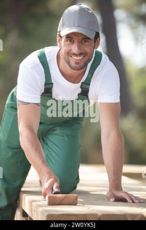 Halb bemalte Holzoberfläche lackiert Naturholz mit einem Pinsel Stockfoto
