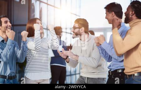 Business-Leute feiert und Ballen ihre Fäuste in die Luft als ein erfolgreiches team Stockfoto