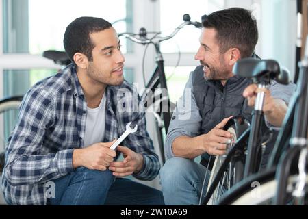 Männer Fahrradmechaniker reparieren Fahrräder Stockfoto