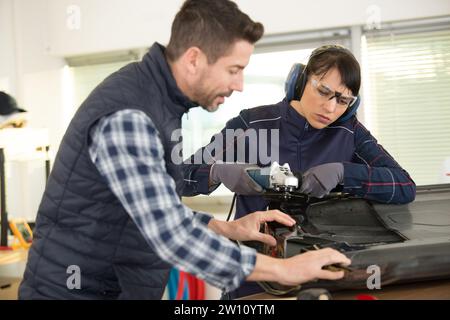 Zwei professionelle Mechaniker arbeiten zusammen Stockfoto