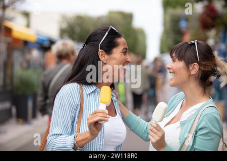 Freunde genießen Eislollies an einem Sommertag Stockfoto