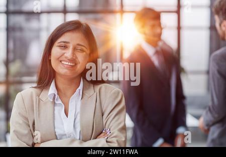 Verschiedene Unternehmensteams versammeln sich, um Informationen und Pläne auszutauschen Stockfoto