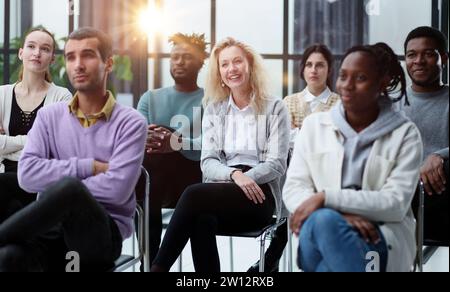Führt eine Geschäftsausbildung mit einer Gruppe junger Menschen durch. Stockfoto