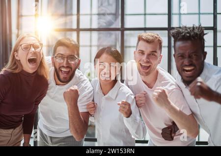 Porträt eines erfolgreichen kreativen Geschäftsteams, das die Kamera anschaut und lächelt. Stockfoto