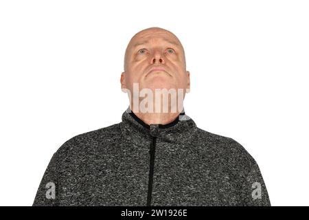 Selbstbewusster 58-jähriger kaukasischer Mann in grauer Pullover-Jacke, der aufblickt, Schauspieler Porträt auf weißem Hintergrund Stockfoto