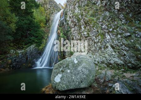 Wasserfall namens Poco do Inferno mit Wasserbecken im Herbst, Manteigas, Serra da Estrela, Portugal Stockfoto