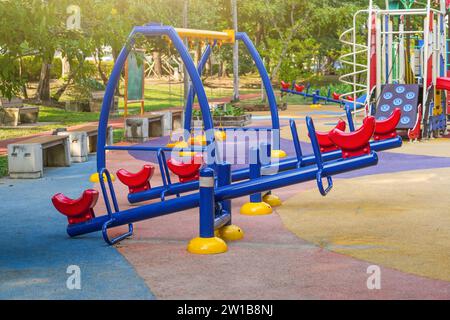 Blaurote Schaukel auf einem Spielplatz in einem Stadtpark Stockfoto