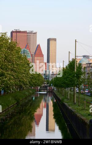 Blick auf die Skyline mit den Türmen verschiedener Ministerien, Wohnungen und Büros in den Haag, Niederlande Stockfoto