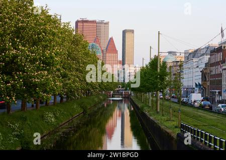 Blick auf die Skyline mit den Türmen verschiedener Ministerien, Wohnungen und Büros in den Haag, Niederlande Stockfoto